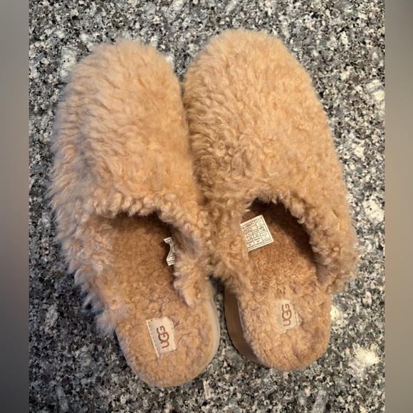 UGG Women's Maxi Curly Platform Slipper - Size 12 - Picture 1 of 4